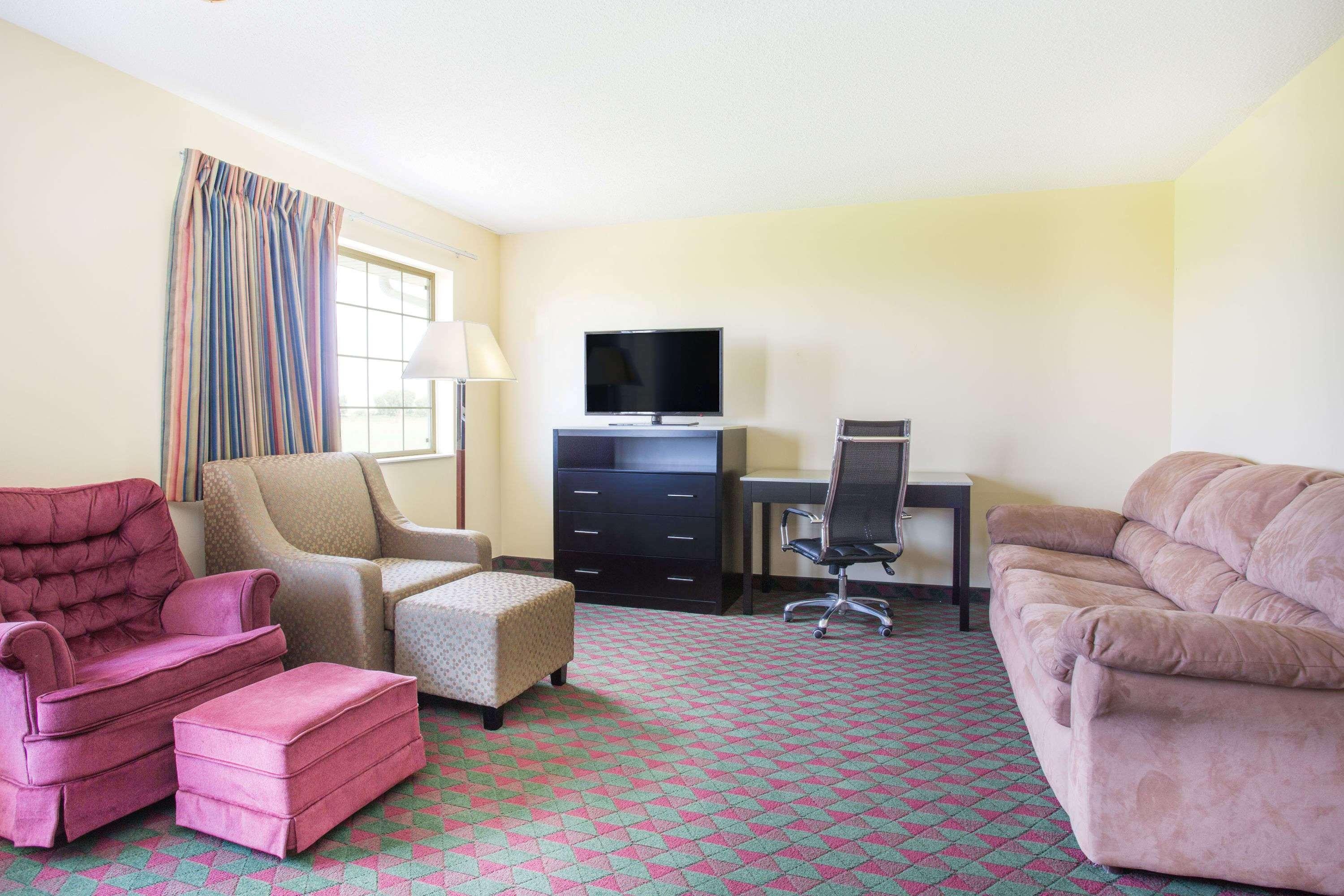 Days Inn By Wyndham Lexington Ne Екстер'єр фото