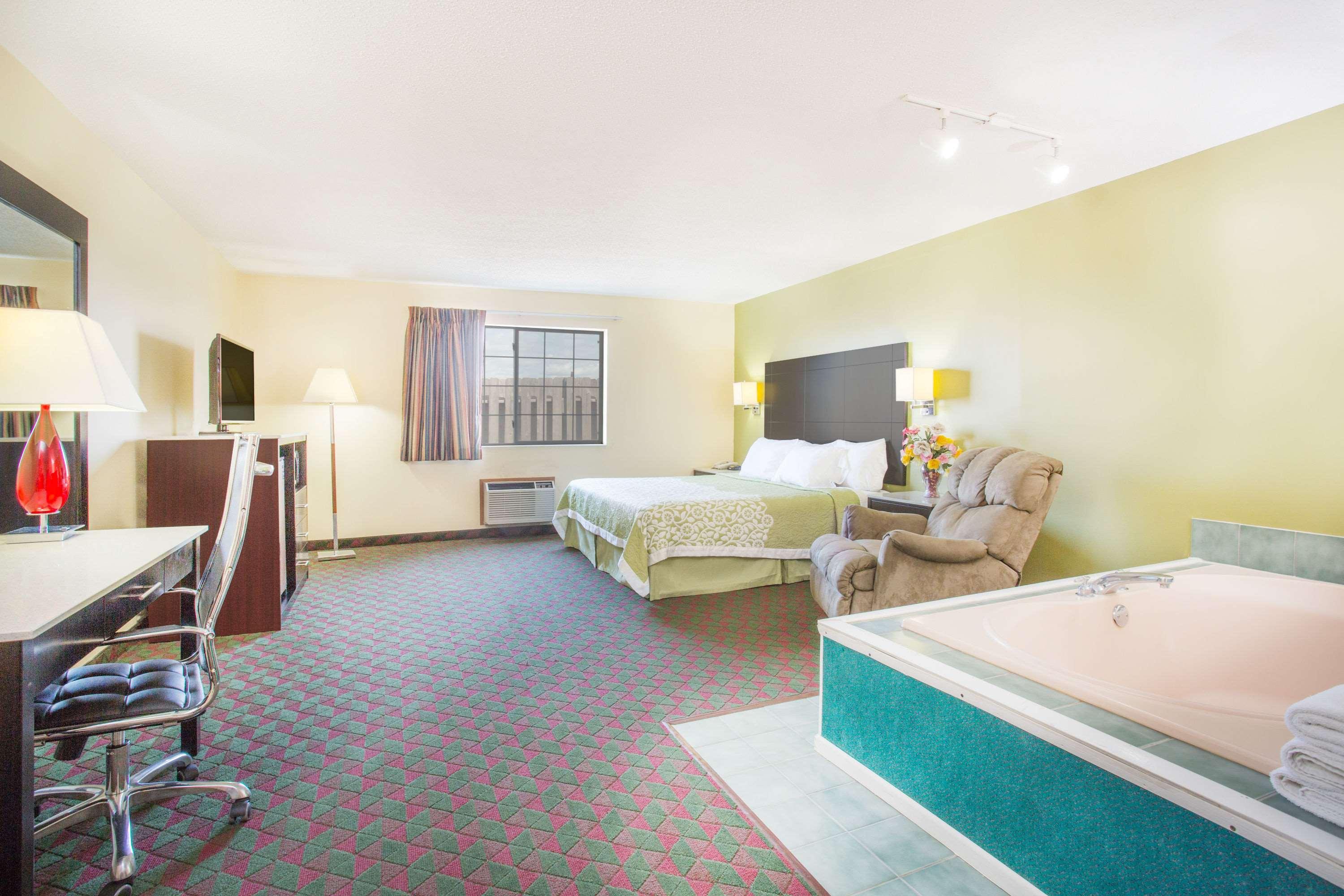 Days Inn By Wyndham Lexington Ne Екстер'єр фото